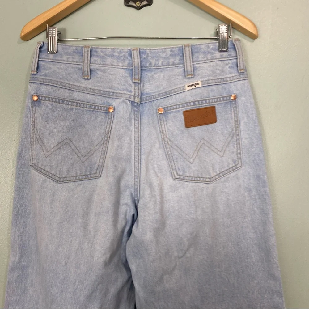 Wrangler High Rise Wide Leg Worldwide Distressed Light Wash Blue 28X28‎ - Picture 6 of 8